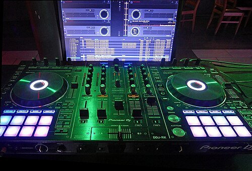 DJ controller: 2 decks + mixer